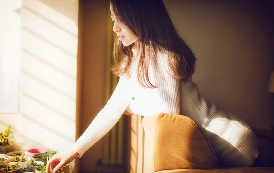 “进来吧。”吕布看了一眼地上的杯盏，摇了摇头，坐在自己的位子上向两女招了招手。